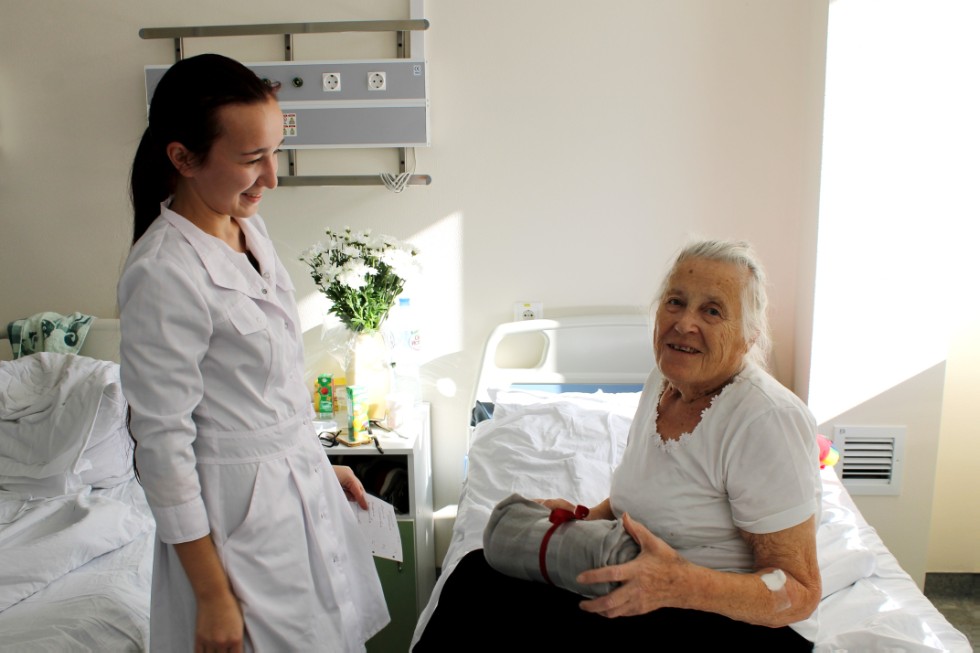 Студенты КФУ поздравили пациентов Университетской клиники с Международным днем пожилых людей